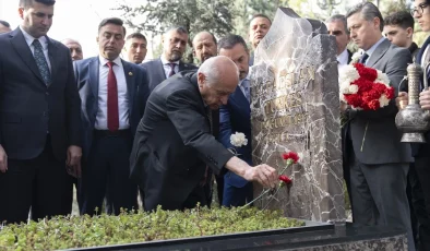 MHP Genel Başkanı Devlet Bahçeli, Alparslan Türkeş’in anıt mezarını ziyaret etti