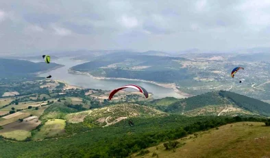 Altıeylül Belediyesi’nin Türkmentepe’de düzenlediği 1. Üniversiteler Arası Yamaç Paraşütü etkinliğine 65 paraşüt tutkunu katıldı