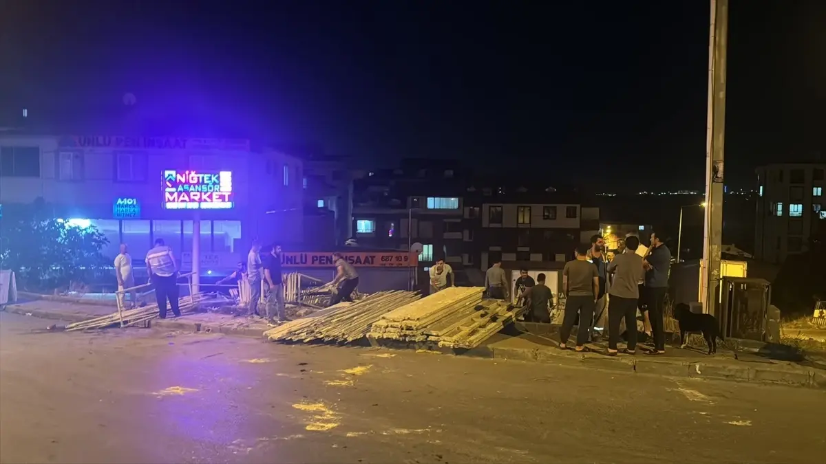 Başakşehir’de Kamyon Devrildi, 3 Çocuk Yaralandı