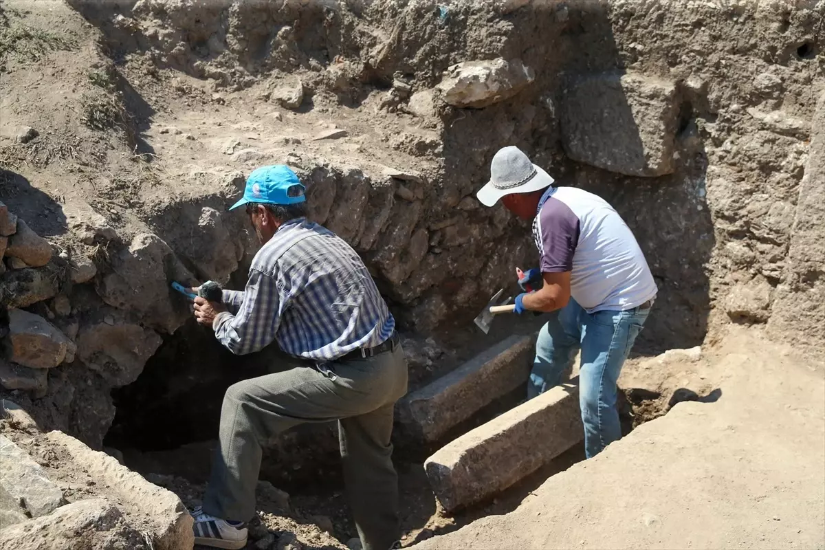 Uşak’taki Antik Kentte 9 Mezar Bulundu