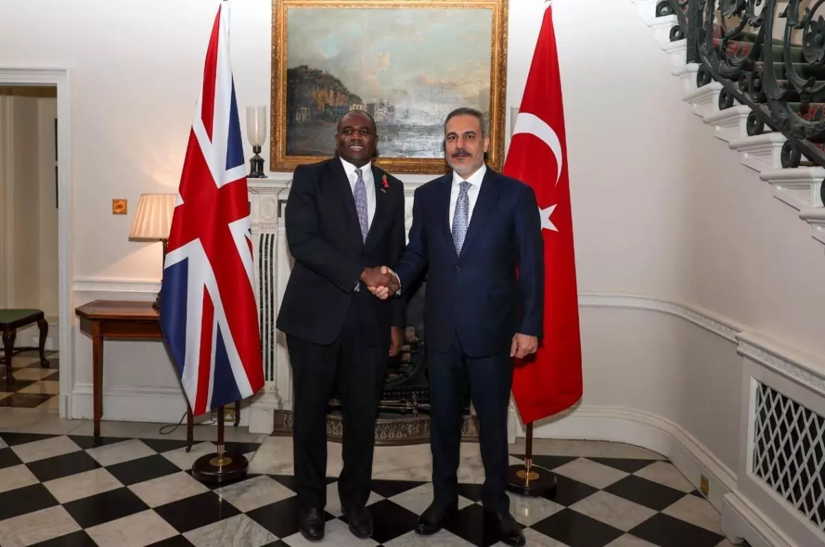 Hakan Fidan Londra’da David Lammy ile Görüştü