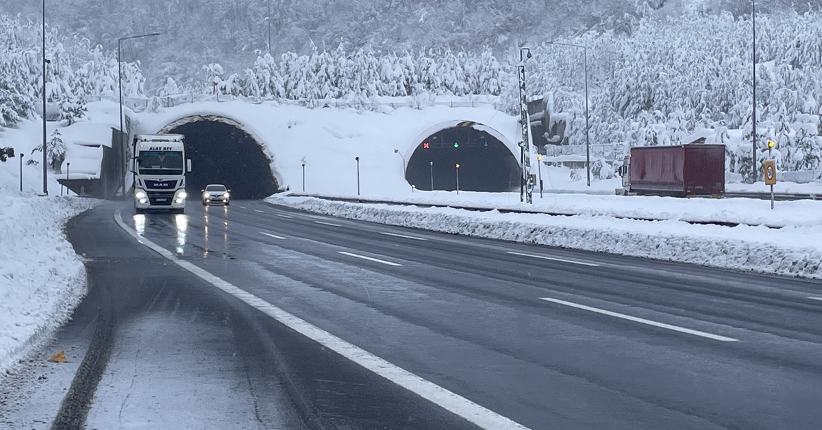 Bolu Dağı geçişi trafiğe açık mı? Bolu Dağı geçişinde kar yağışı devam ediyor