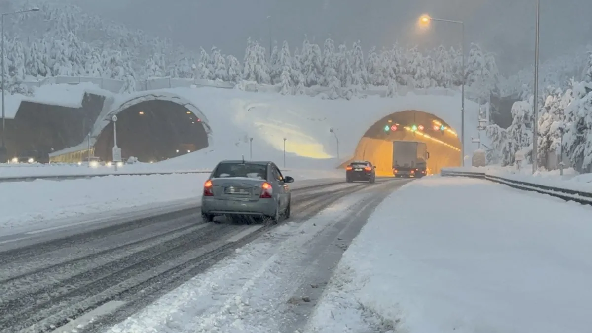 Bolu Dağı Tüneliulaşıma açıldı: Kar yağışı devam ediyor…