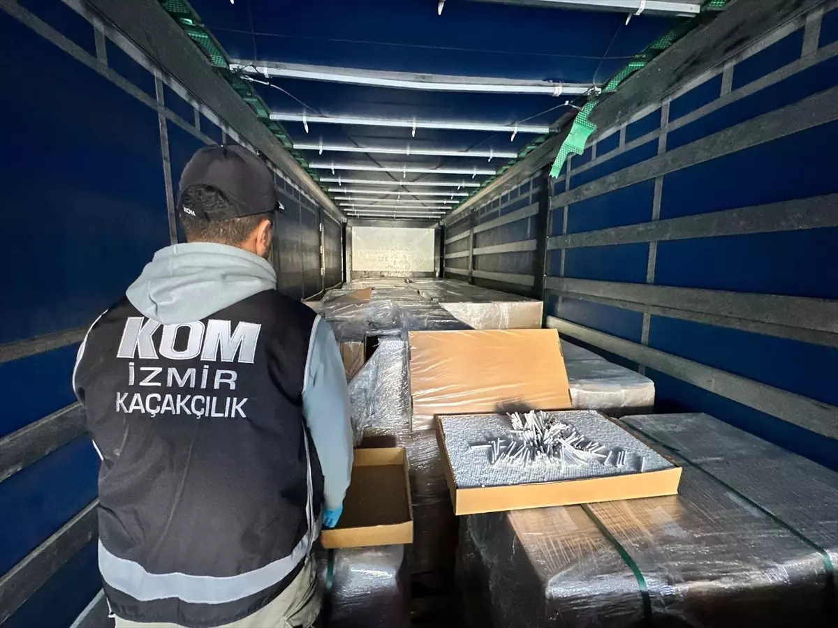 İzmir’de 2,4 Milyon Makaron Ele Geçirildi