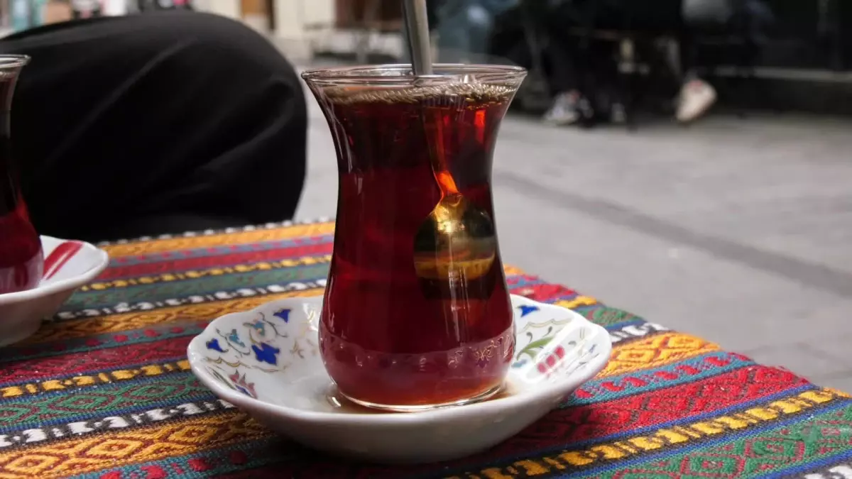 Karaköy’de ‘Fakir Çayı’ Uygulaması ile İhtiyaç Sahiplerine Destek