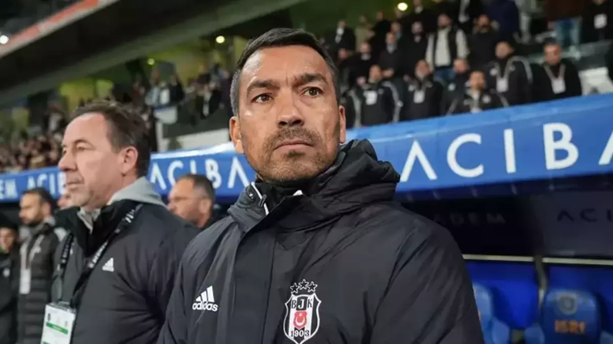 Van Bronckhorst’tan neşter: Beğenmediği futbolcuların kalemini kırıyor