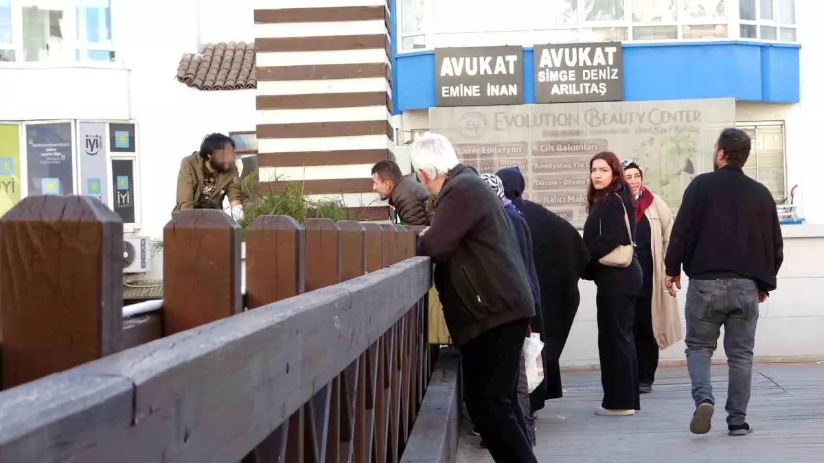 Antalya’da Genç Üst Geçitte İntihar Girişiminde Bulundu