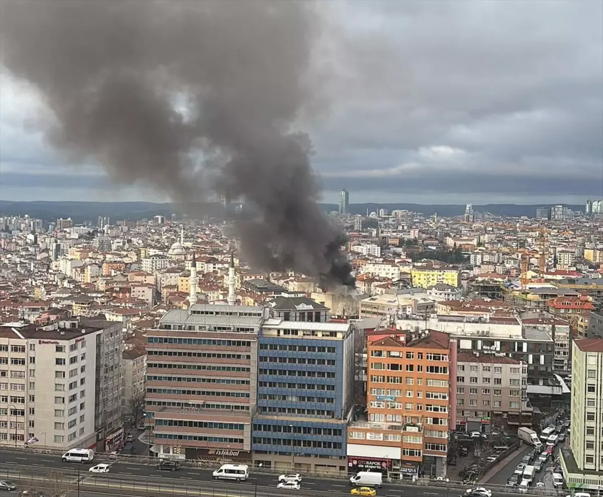 Şişli’de Yıkım Halindeki Binada Yangın Çıktı